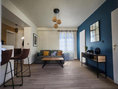 un salon avec un canapé et une table dans l'établissement La Casa Choukie, à Pornic