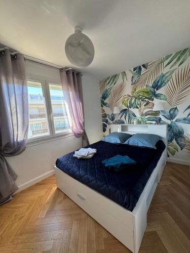 une chambre avec un lit avec une couette bleue dans l'établissement Rêve bleu, à Royan