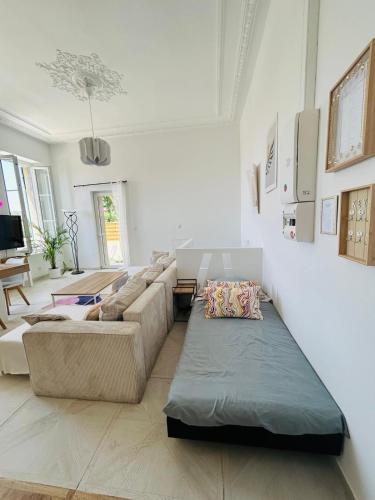 un salon avec un canapé et une table dans l'établissement Maisons Détente Jardin, terrasse Vue Mer et Spa Marseille, à Marseille