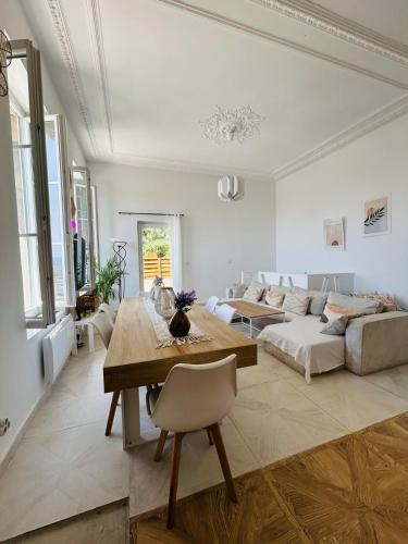 un salon avec une table et un canapé dans l'établissement Maisons Détente Jardin, terrasse Vue Mer et Spa Marseille, à Marseille