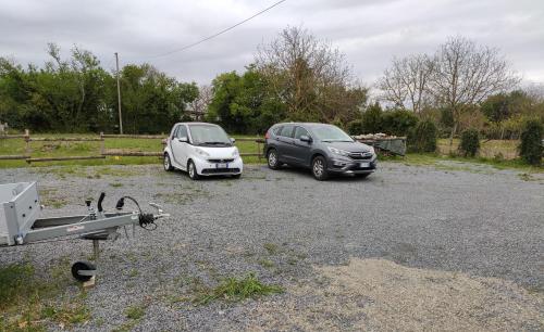 two cars are parked in a parking lot at Gli Agrifogli in San Lorenzo Nuovo