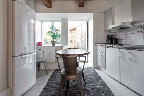 una cocina con una mesa y una mesa pequeña. en Cozy apartment in the heart of Visby, en Visby