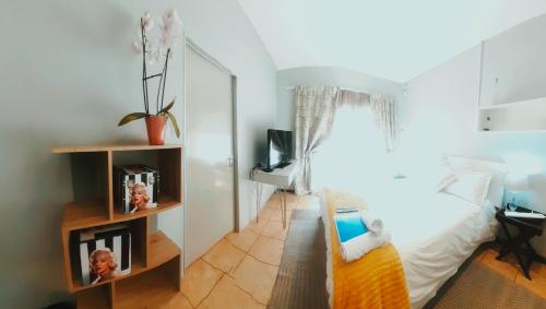 TV a/nebo společenská místnost v ubytování Just B Zone Guest House