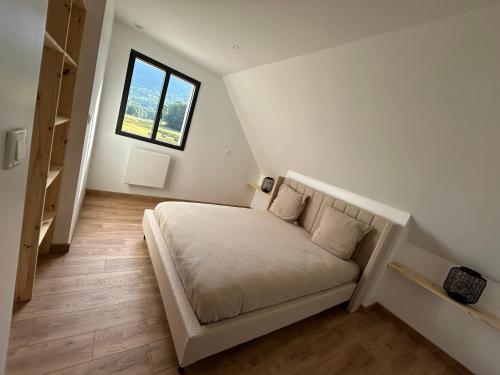 une petite chambre avec un lit et une fenêtre dans l'établissement Maison La Ribièra, à Bourisp