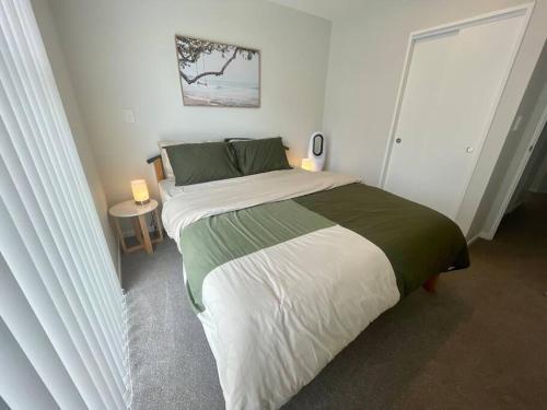 Postel nebo postele na pokoji v ubytování Auckland Airport Oasis Townhouse