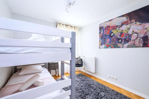 - une chambre avec des lits superposés et un tableau mural dans l'établissement Le sublime Disneyland Paris Val d'Europe Parking gratuit Wifi 5min, à Serris