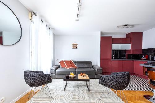 un salon avec un canapé et une table dans l'établissement Le sublime Disneyland Paris Val d'Europe Parking gratuit Wifi 5min, à Serris