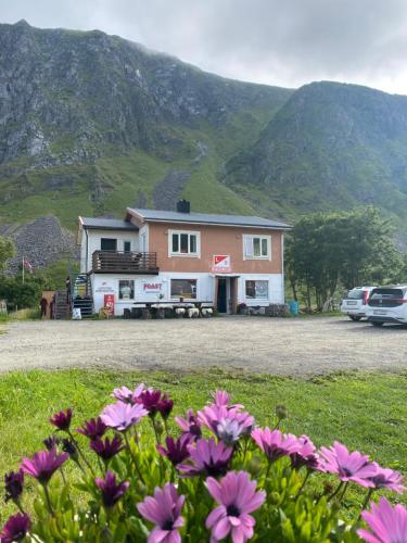 Nespecifikovaný výhled na hory nebo výhled na hory při pohledu z hostelu