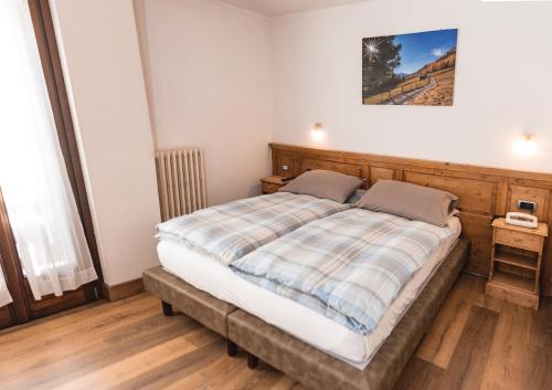 a bedroom with a bed in a room at Hotel Compagnoni in Santa Caterina Valfurva