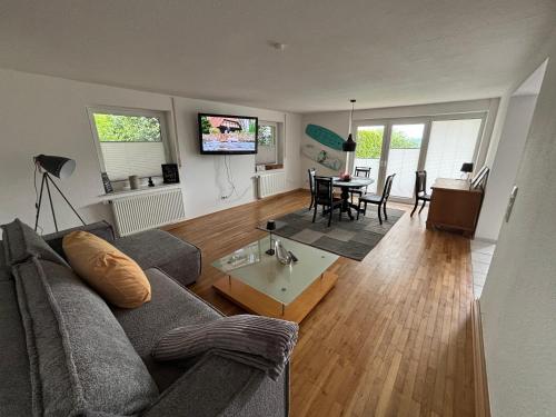 a living room with a couch and a table at Finca Bornrows Nähe Bad Oeynhausen in Vlotho