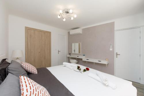 Premium 80sqm Apartment Opposite Martinez, Steps from Congress Center photo 17