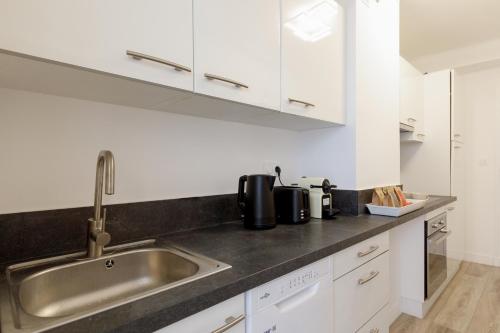 Premium 80sqm Apartment Opposite Martinez, Steps from Congress Center photo 8