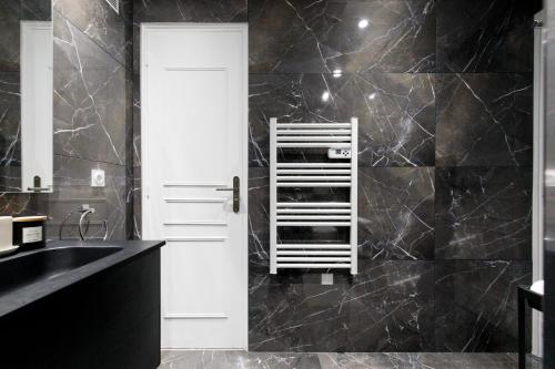 Premium 80sqm Apartment Opposite Martinez, Steps from Congress Center photo 4