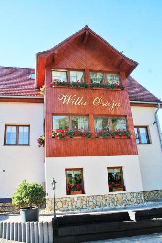 a building with a sign that reads white clover at Willa Ostoja in Świeradów-Zdrój