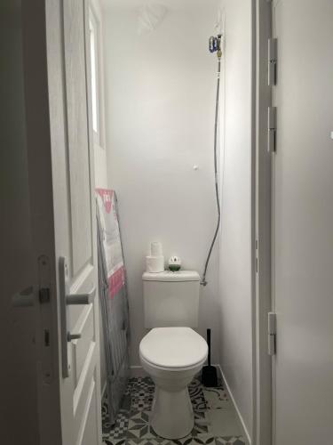 une salle de bain avec des toilettes blanches et une fenêtre dans l'établissement Cosy Studio - near Paris, à Boulogne-Billancourt