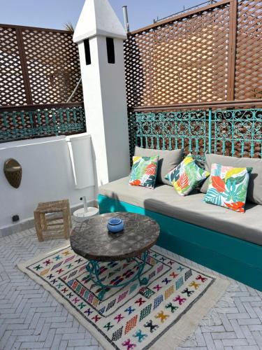Bazén v ubytování Riad Amazing Amazigh avec jacuzzi petit déjeuner compris avec aussi chambres familiales près de la place jemaa El fna nebo v jeho okolí