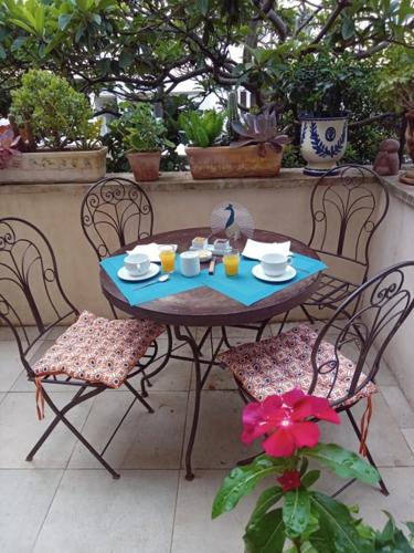 a table with two chairs and a table with drinks on it at tombe la nèfle in Avignon