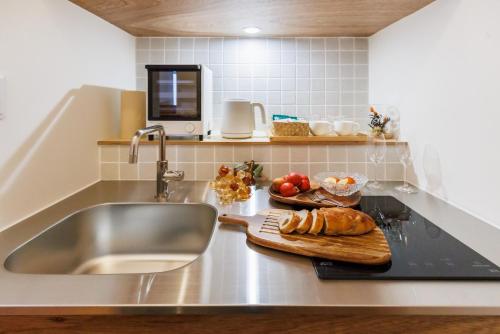 Kuchyň nebo kuchyňský kout v ubytování shimagumi house 海のそばの小さな貸切り宿