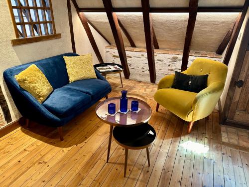 un salon avec deux chaises et une table dans l'établissement Le Petit Tinténiac - T2 cosy au cœur de la Doutre, à Angers