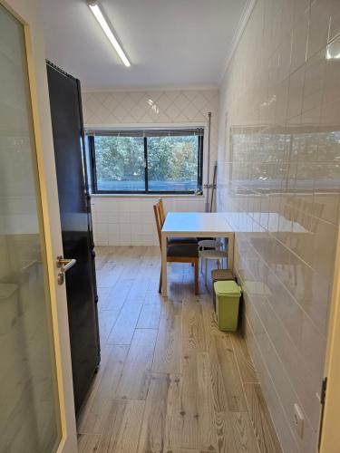a room with a table and chairs and a window at Ideal Bubble House in Faro