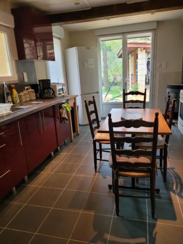 une cuisine avec une table et des chaises dans l'établissement Chambre B&B à Font Margout - Calme - 4km de Sarlat - Petit-déjeuner, à Sarlat-la-Canéda