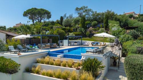 une vue aérienne d'une maison avec piscine dans l'établissement Riviera Villa, à Mandelieu-la-Napoule