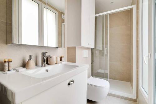 une salle de bain avec un lavabo, des toilettes et une douche dans l'établissement Charming apartment In Le Marais, à Paris