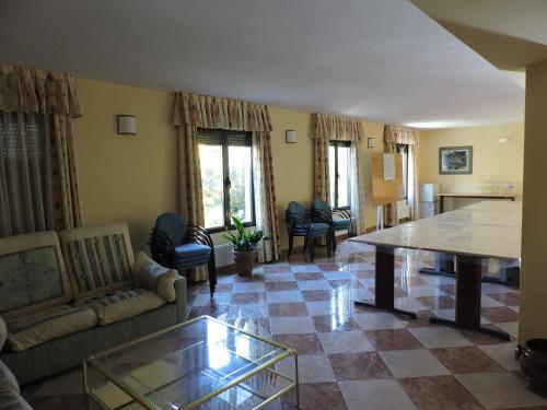 Bustarviejo的住宿－Mirasierra，客厅配有沙发和桌子