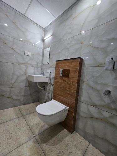 Un baño de Olive Residence, Near Lakeshore Hospital