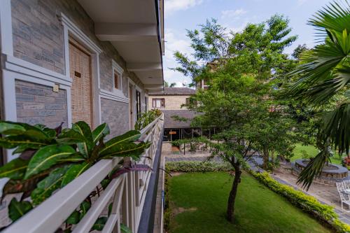 Jardín al aire libre en Basundhara Resort Pokhara