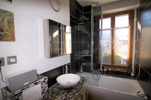 une salle de bain avec toilettes, baignoire et lavabo dans l'établissement Heart of Chamonix Lovely and cosy 2 bedrooms, terrace, parking, à Chamonix-Mont-Blanc