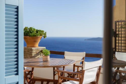 Grand Blue Terrace - Island house by Hostandros