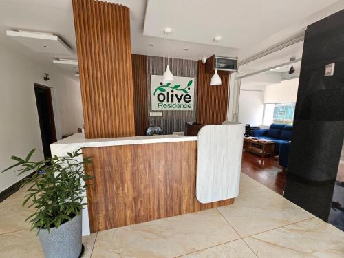 vestíbulo de una oficina con mostrador de recepción en Olive Residence, Near Lakeshore Hospital, en Kochi