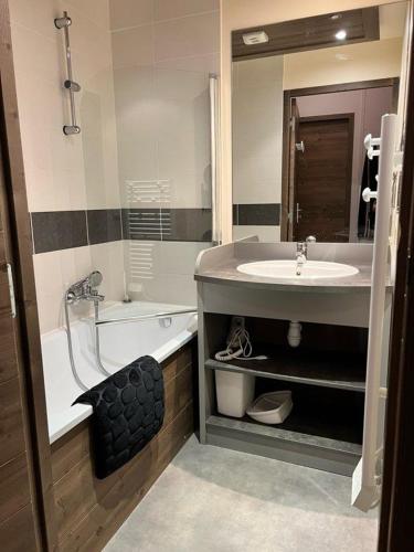 une salle de bain avec un lavabo et une baignoire dans l'établissement Superbe appartement ski aux pieds, à Risoul