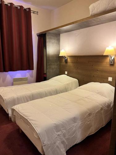 une chambre d'hôtel avec deux lits et une fenêtre dans l'établissement Superbe appartement ski aux pieds, à Risoul