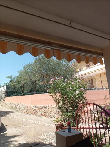 a patio with a view of a tennis court at Vacanze a Solanas con Clima CUP1863 in Solanas
