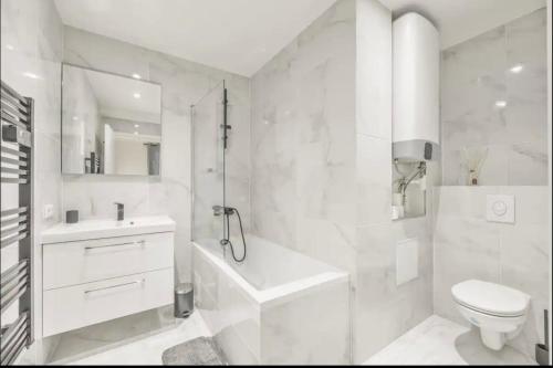 une salle de bain blanche avec des toilettes et un lavabo dans l'établissement Suquet Perrissol, à Cannes
