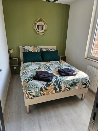 - une chambre avec un lit, une couette et un miroir dans l'établissement Les Gîtes de Tourville, à Tourville-les-Ifs