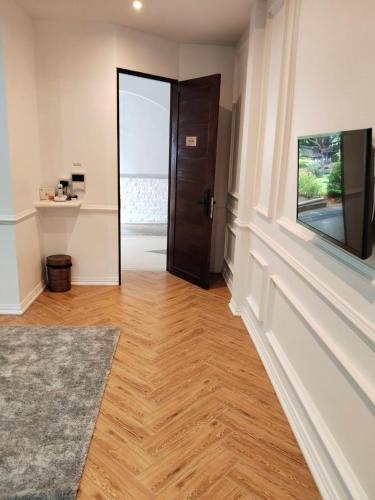 a hallway with a door and a wooden floor at โรงแรม ดิ โอวาเล่ย์ [The O Valley Boutique Hotel] in Ban Tha Phala Nua