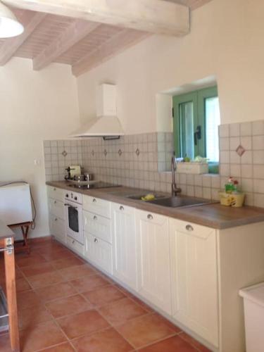 Una cocina o zona de cocina en Spacious Villa with View 10 mins Walk to the Beach