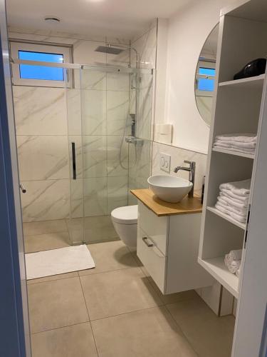 イヘンハウゼンにあるStillvoll Neubau-Appart nahe Legoland und Fachklinikのシャワー、トイレ、洗面台を備えたバスルーム