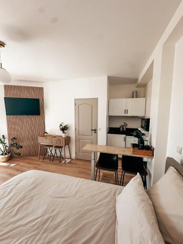 une chambre avec un lit et une table et une cuisine dans l'établissement Logement très chaleureux à Marseille, à Marseille