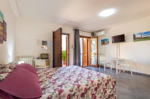 a bedroom with a bed and a table with chairs at Le Ortensie in Arezzo