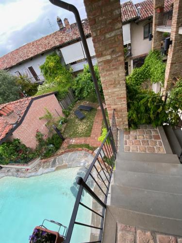 an overhead view of a house with a swimming pool at Agriturismo Cascina Rosengana in Cocconato