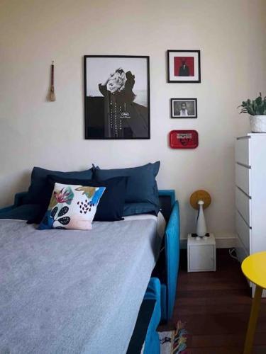 - une chambre avec un lit bleu et une table jaune dans l'établissement Loft Studio centre Cannes, à Cannes