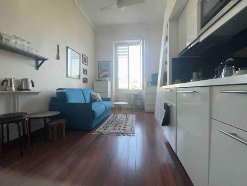 un salon avec un canapé bleu et une table dans l'établissement Loft Studio centre Cannes, à Cannes