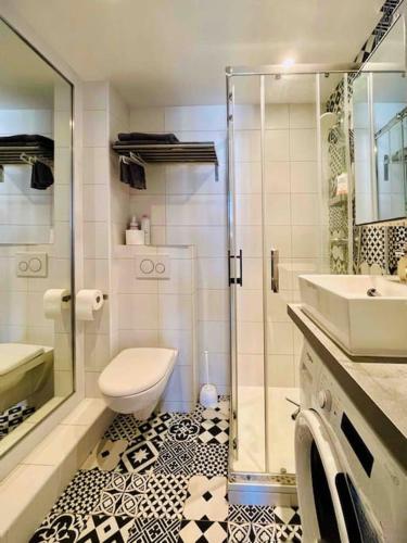 une salle de bain avec une douche, des toilettes et un lavabo dans l'établissement Loft Studio centre Cannes, à Cannes
