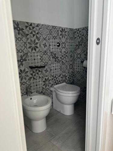 a bathroom with a toilet and a bidet at Civico 9 in Bonorva