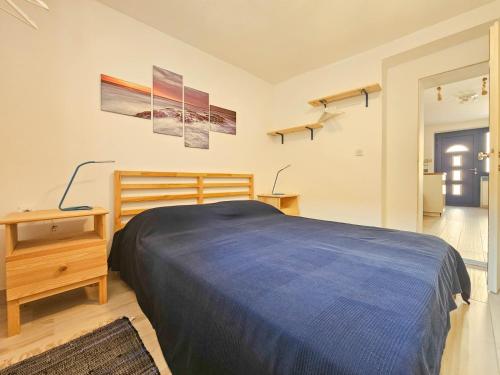 una camera da letto con un letto, una scrivania e due lampade di Blu Violati a Novigrad Istria