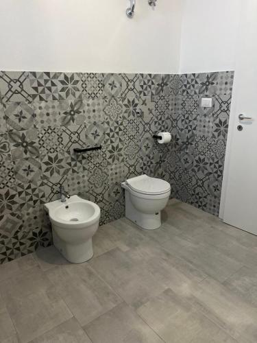 a bathroom with a toilet and a bidet at Civico 9 in Bonorva